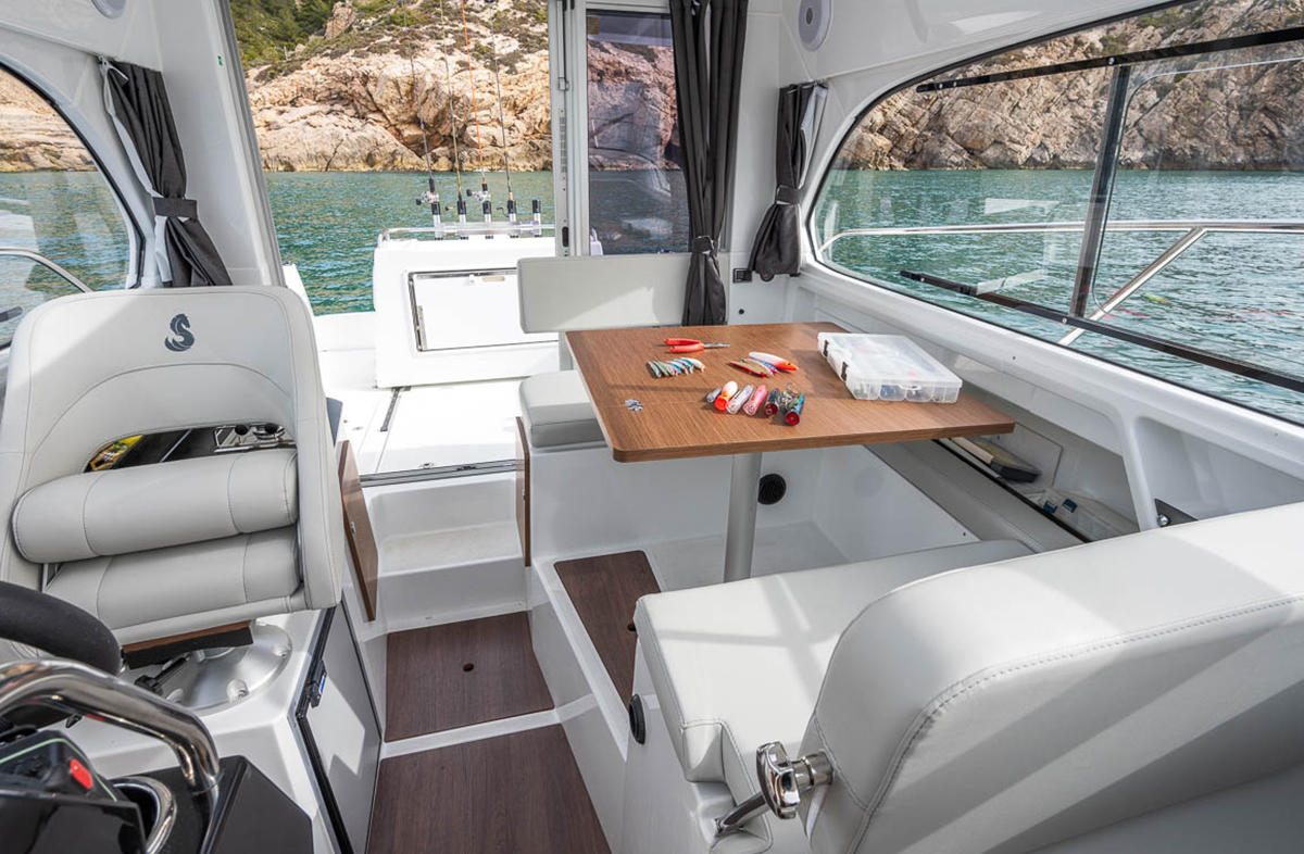 BENETEAU Antares 8 Fishing